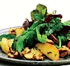 Salat med stegte æbler og valnødder