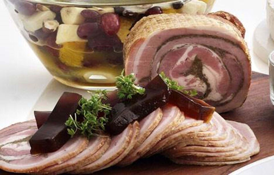 Rullepølse med blandede løg og portvinssky