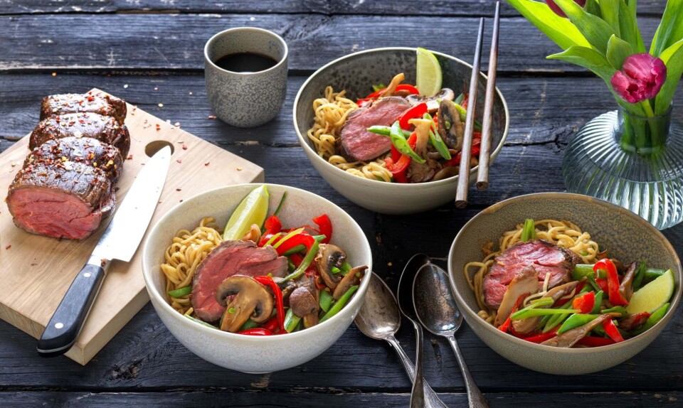 Asiatisk oksebøf med svampe og nudler