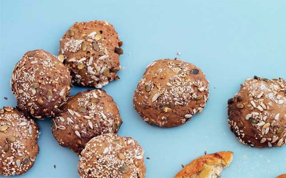 bage opskrift på rugbrødsboller
