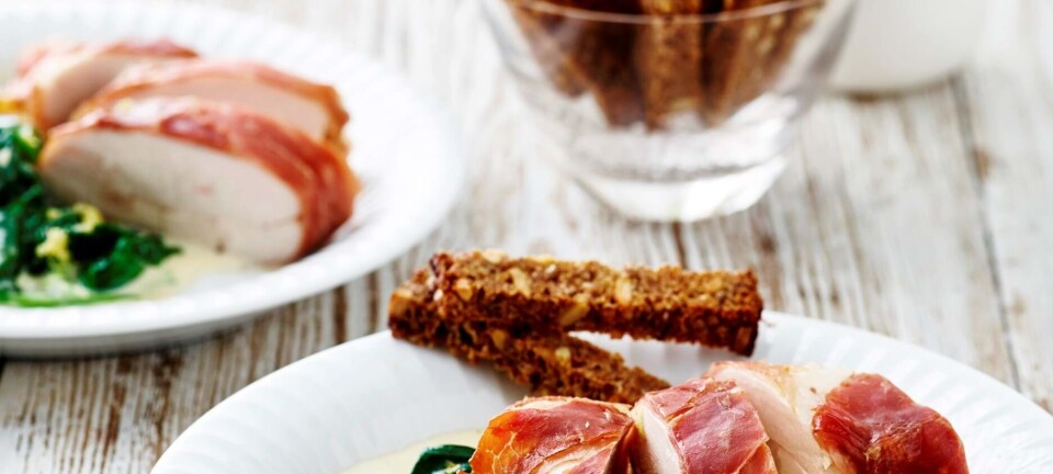 Stegt kyllingebryst med lufttørret skinke og flødestuvet spinat