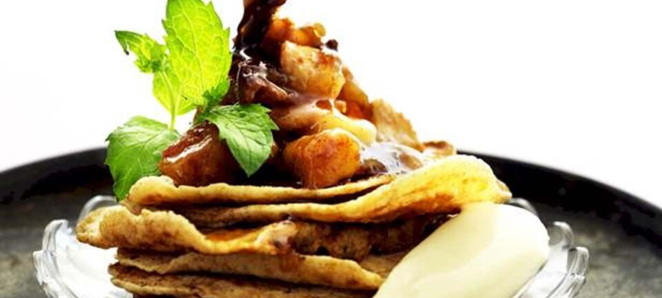 Amerikanske pandekager med æble-dadelkompot
