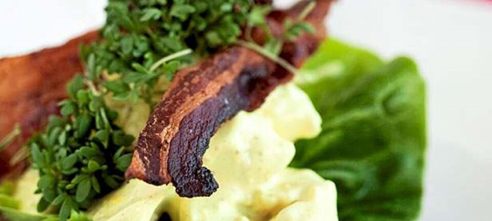 Hønsesalat med karry og sprød bacon