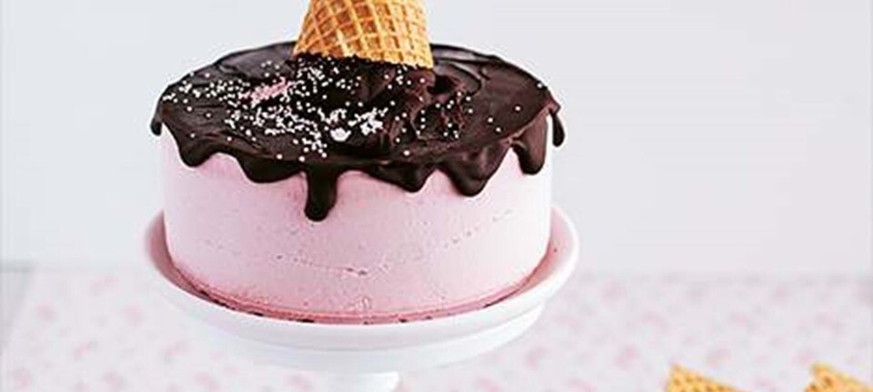 Islagkage med chokoladetopping