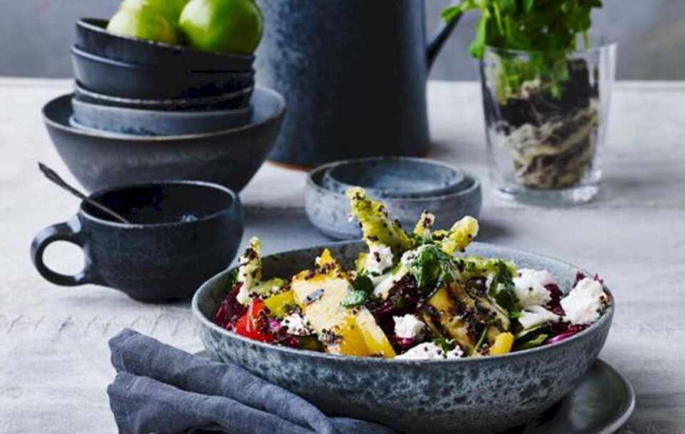 Sådan laver du salat med grillet grønt og gedeost