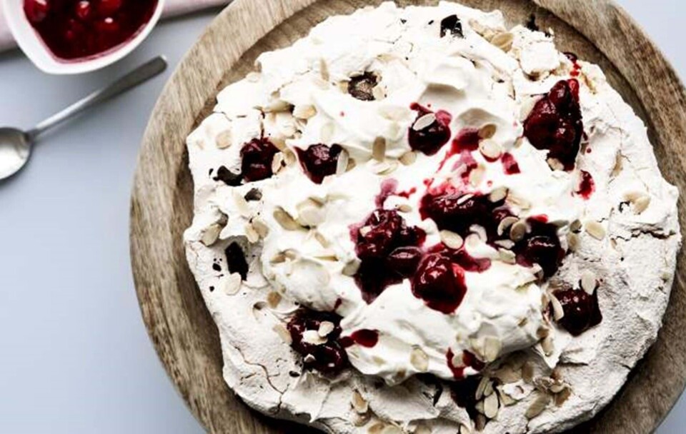 Pavlova med chokolade, mandler og hindbærpure