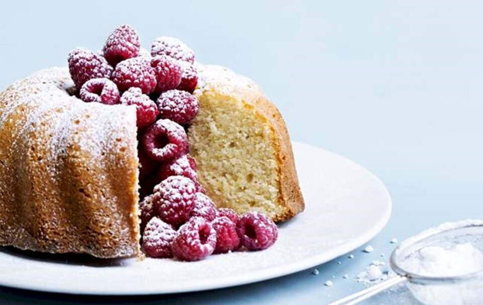 Mandel-citron-rand med friske hindbær og flødeskum