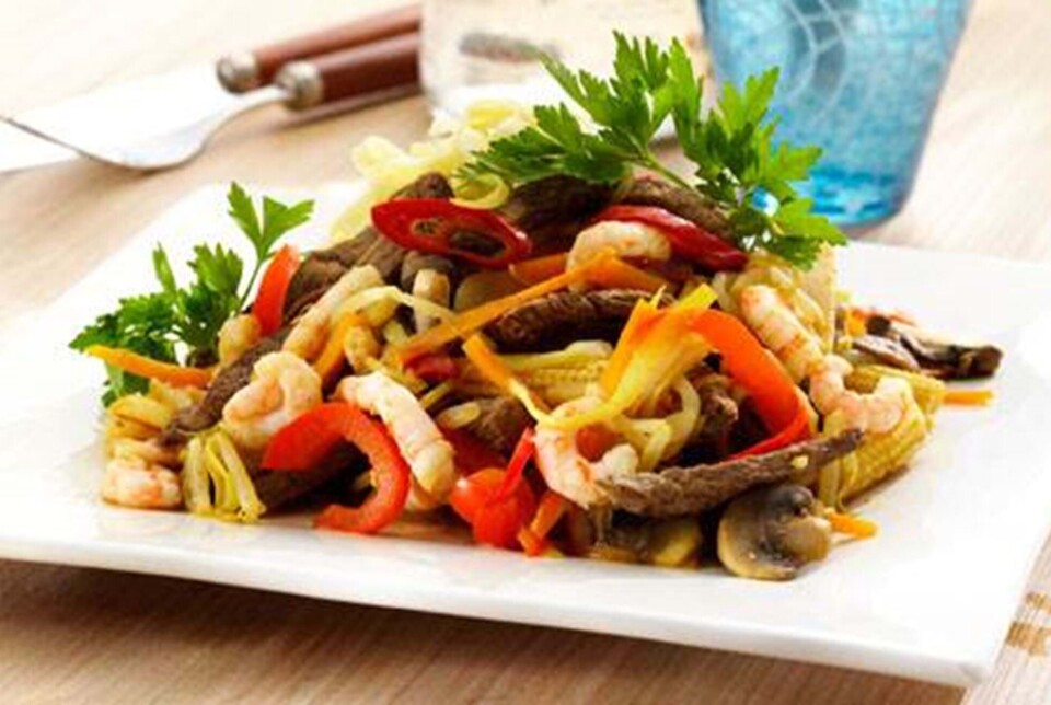 Orientalsk wok med oksekød og rejer