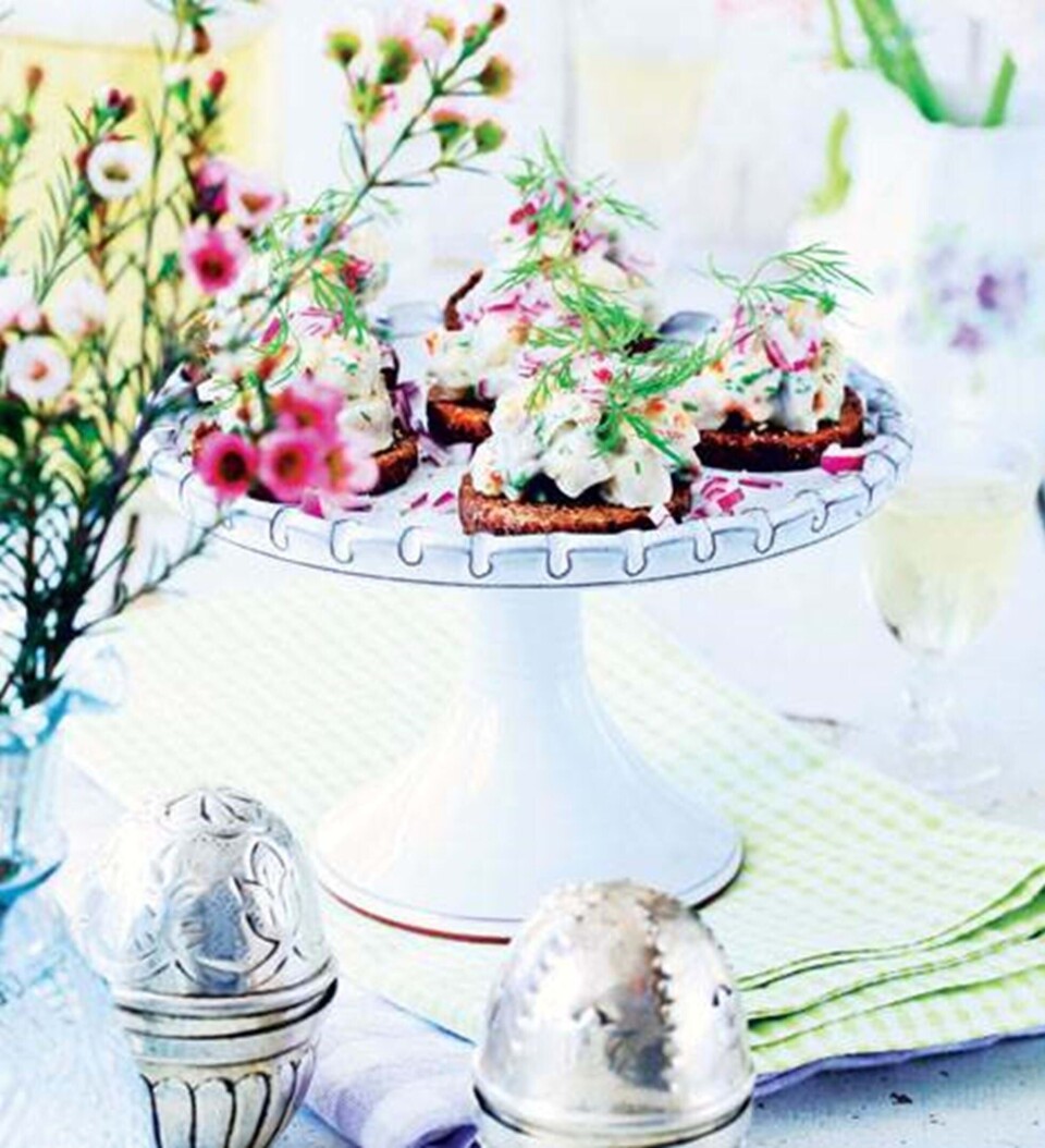 Sildesalat på pumpernikkel