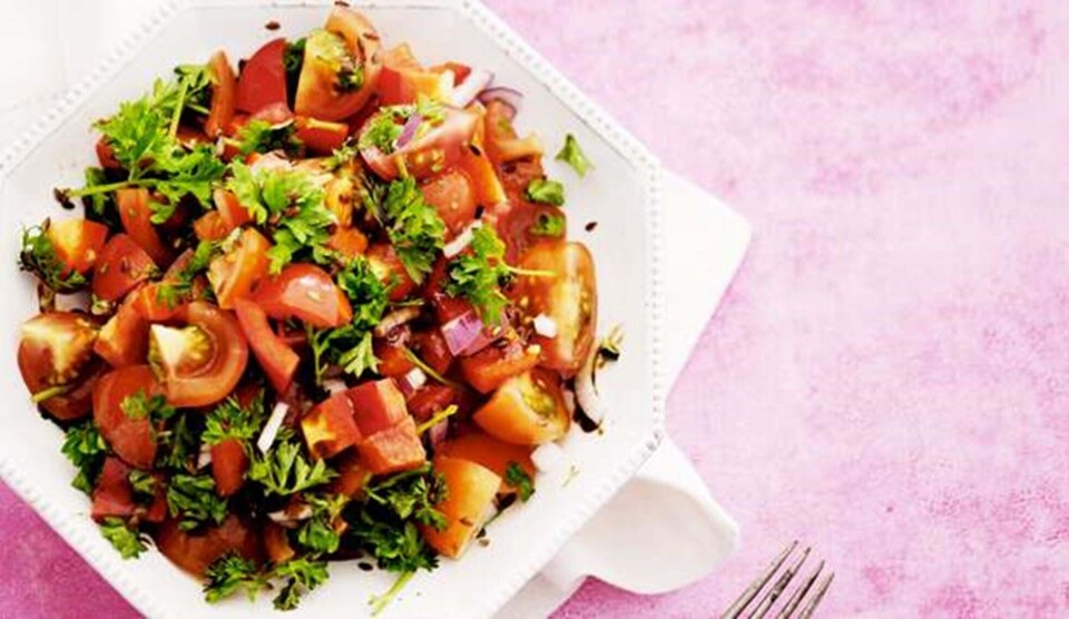 Opskrift på tomatsalat med rødløg og rød peber
