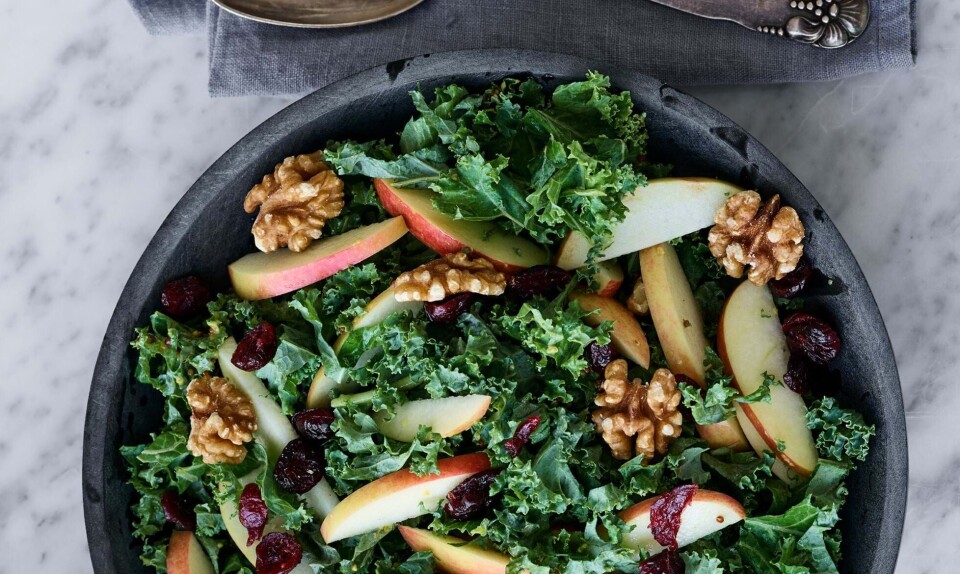 Grønkålssalat med valnødder og tranebær