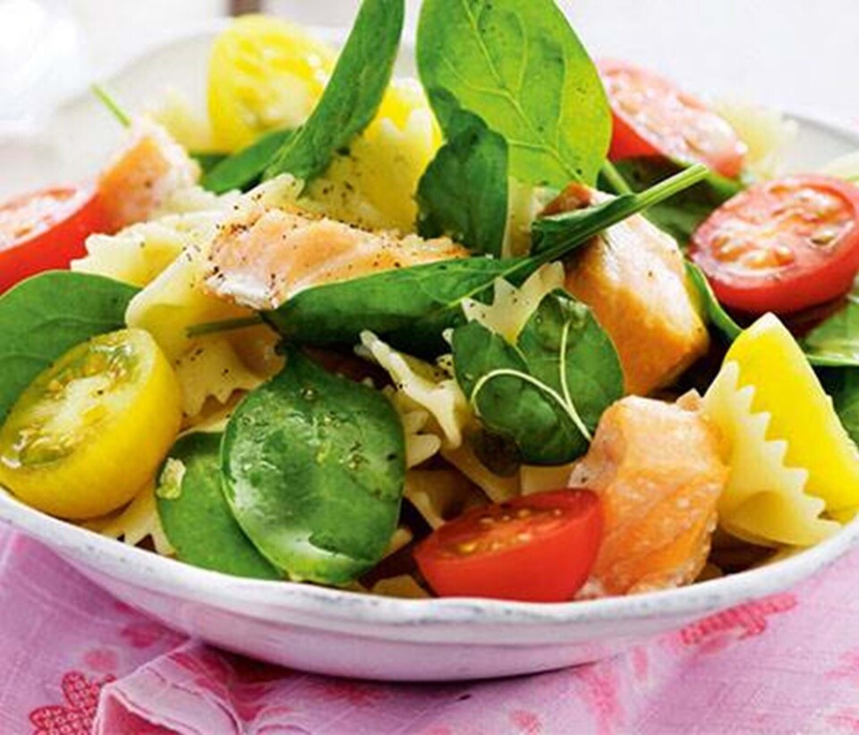 Pasta med spinat, cherrytomater og laks