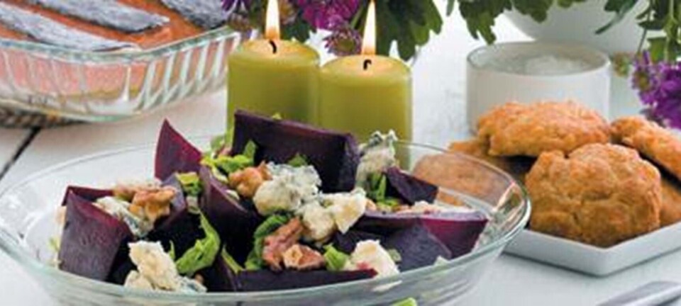 Rødbeder med blåskimmelost og hjemmebagte ostekiks