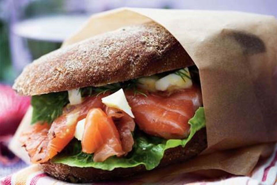 Røget laks med æggesalat