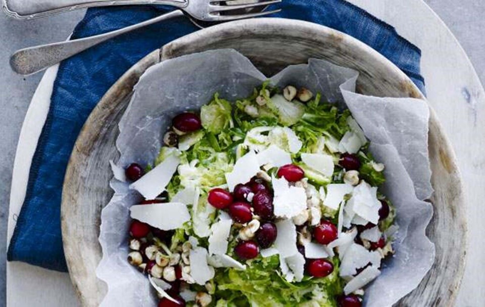 Rosenkålslaw med tranebær og pecorino