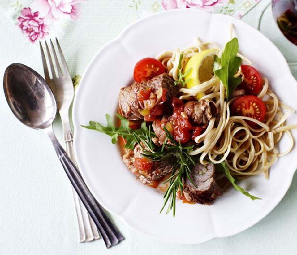 Italienske kødruller med parmaskinke i tomatsauce