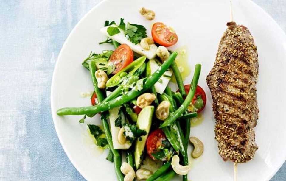Opskrift på grillet sesamkalv på spyd med bønnesalat