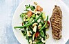 Grillet sesamkalv på spyd med bønnesalat