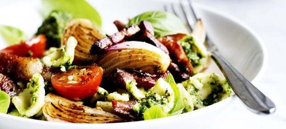Pasta med pesto, løg og små tomater