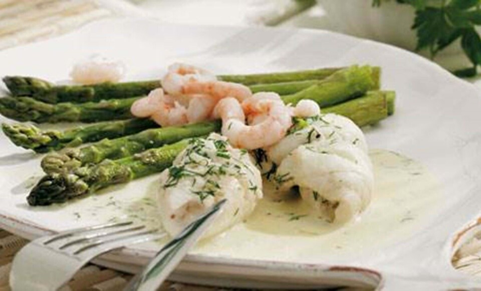 Rødspættefileter med asparges og rejer