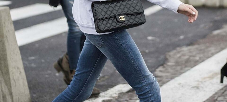 Derfor giver dine skinny jeans dig ondt i ryggen