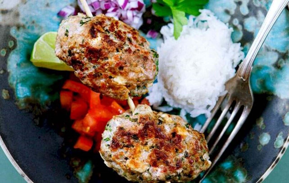 Opskrift på lammefrikadeller med æble og feta