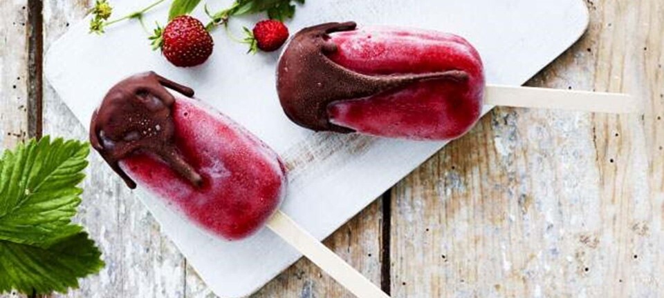 Jordbær-ispinde med mørk chokolade