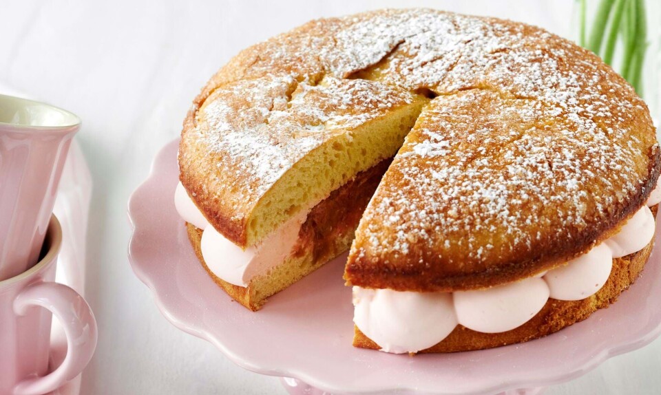 Briochekage med rabarbercreme