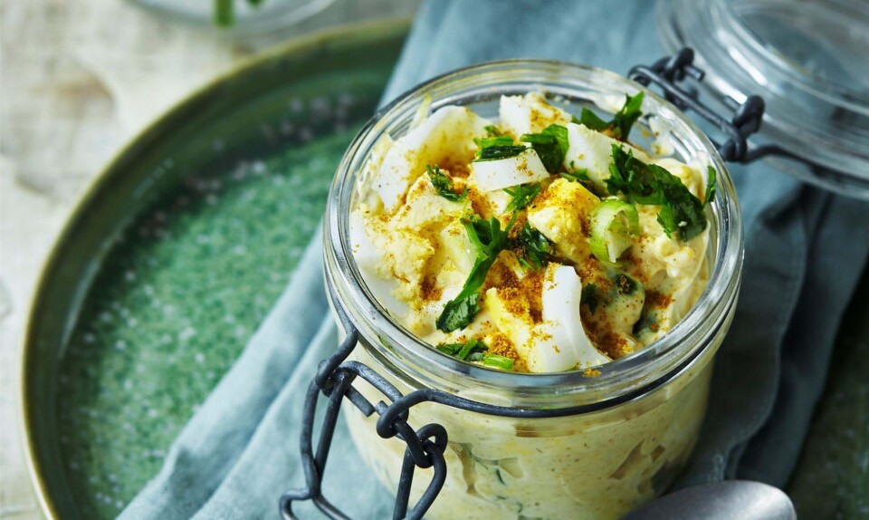 Æggesalat med karry og forårsløg