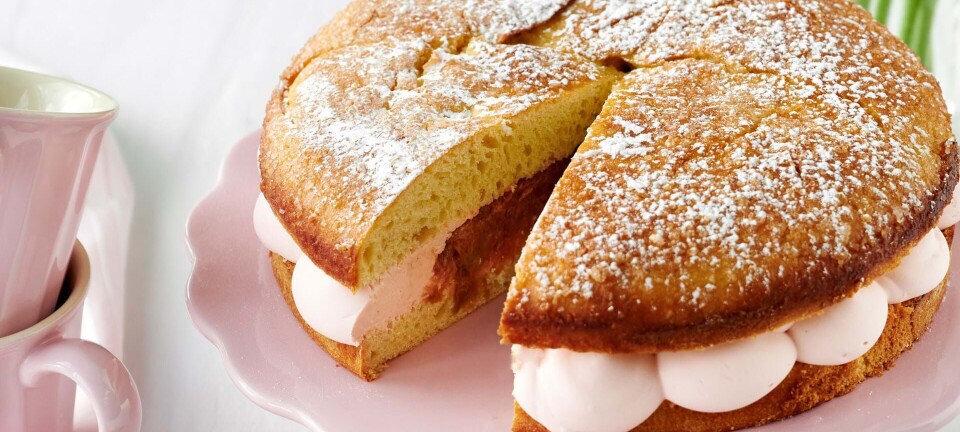 Briochekage med rabarbercreme