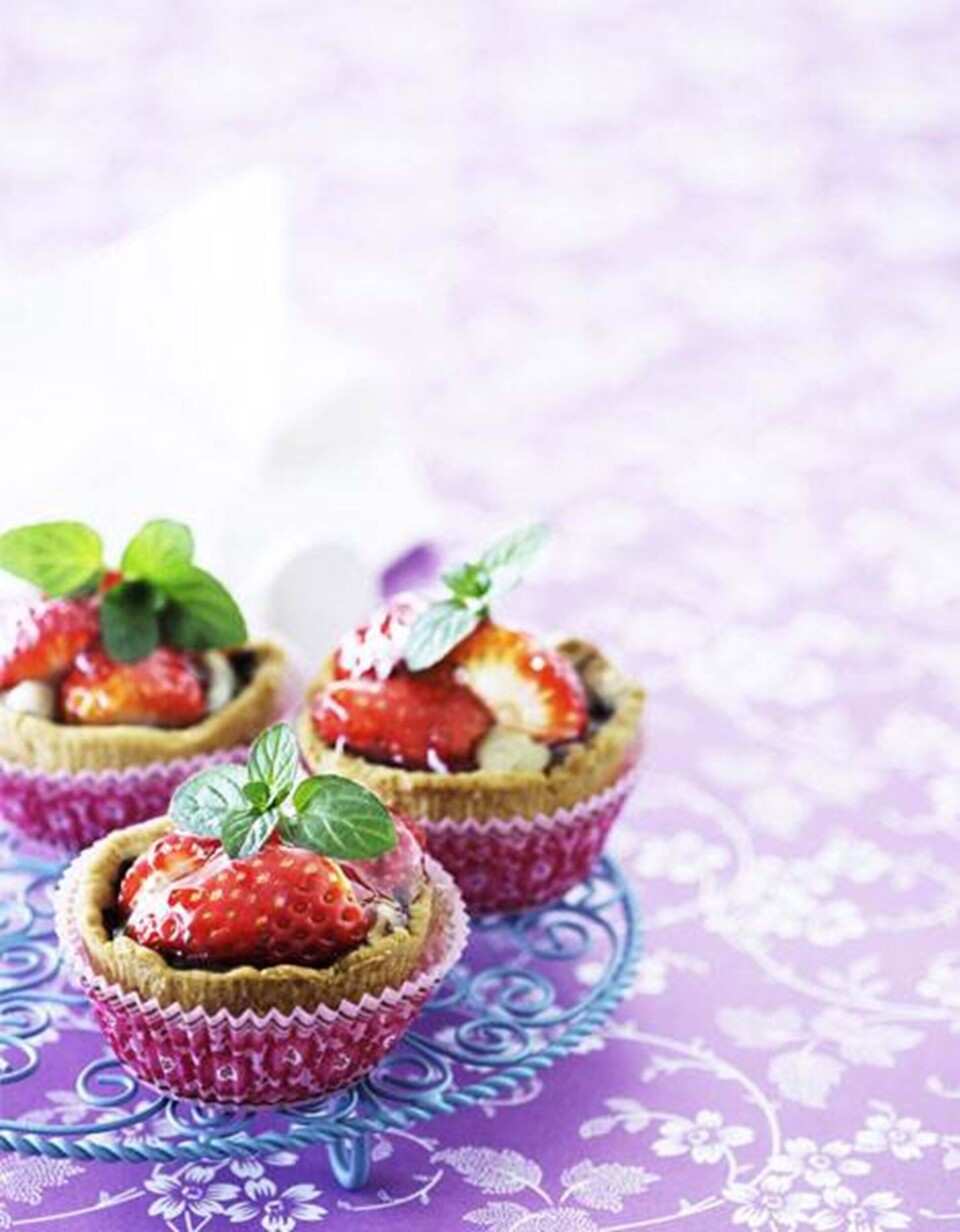 Små jordbærtærter med marcipancreme