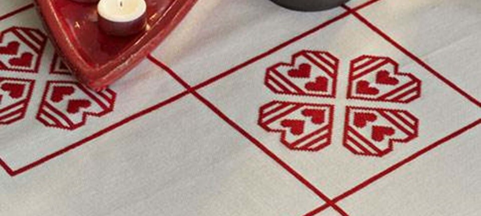 Broderet dug og mundserviet med hjerter