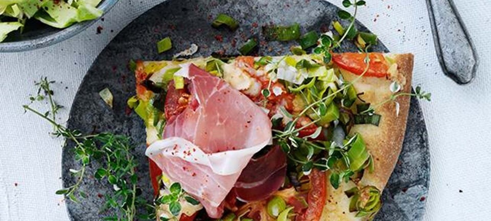 Pizza med porrer, tomat & rucola