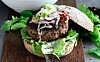 Cheeseburger med lynsyltet agurkesalat