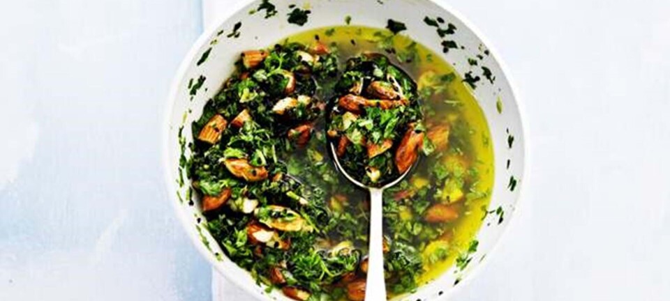 Pesto med mandler, nigellafrø og citronskal