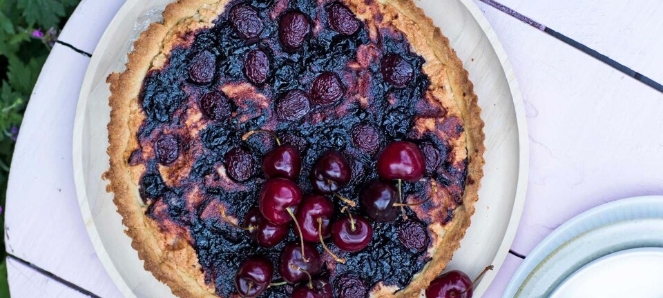 Makrontærte med kirsebær