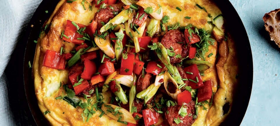 Nem aftensmad: Frittata med grønt og chorizo-topping med peberfrugt