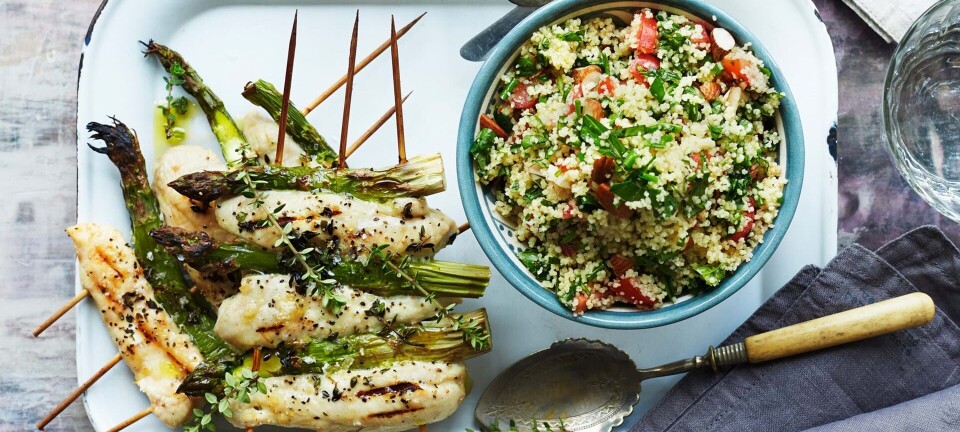 Asparges- og kyllingespyd med frisk couscous salat
