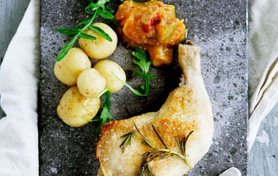 Opskrift på rosmarinkylling med rabarber-chutney