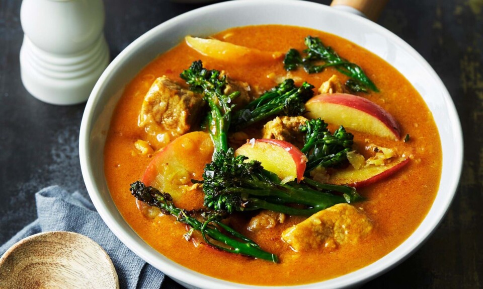 Skøn currygryde: Sådan laver du lækker simremad med gris og ris