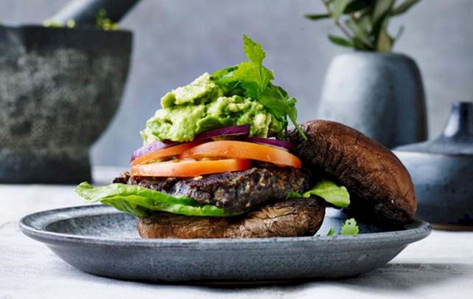 Sådan laver du sort bønneburger med guacamole og salsa