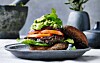 Sådan laver du sort bønneburger med guacamole og salsa
