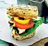 Kyllingesandwich med tapenade og bacon