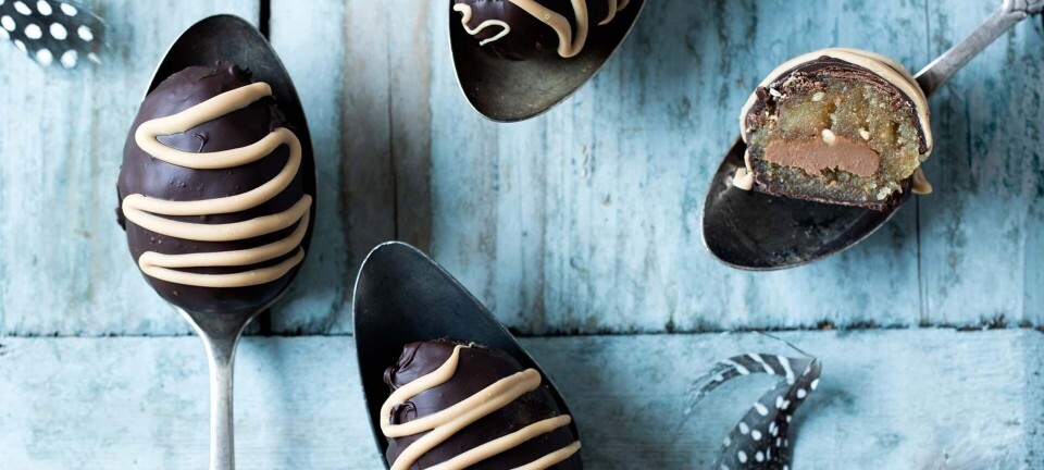 Påskeæg med brændte mandler, blød nougat og karamelchokolade