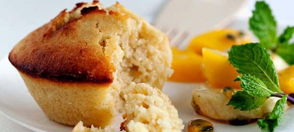 Kokos-citronmuffins med gul frugtsalat