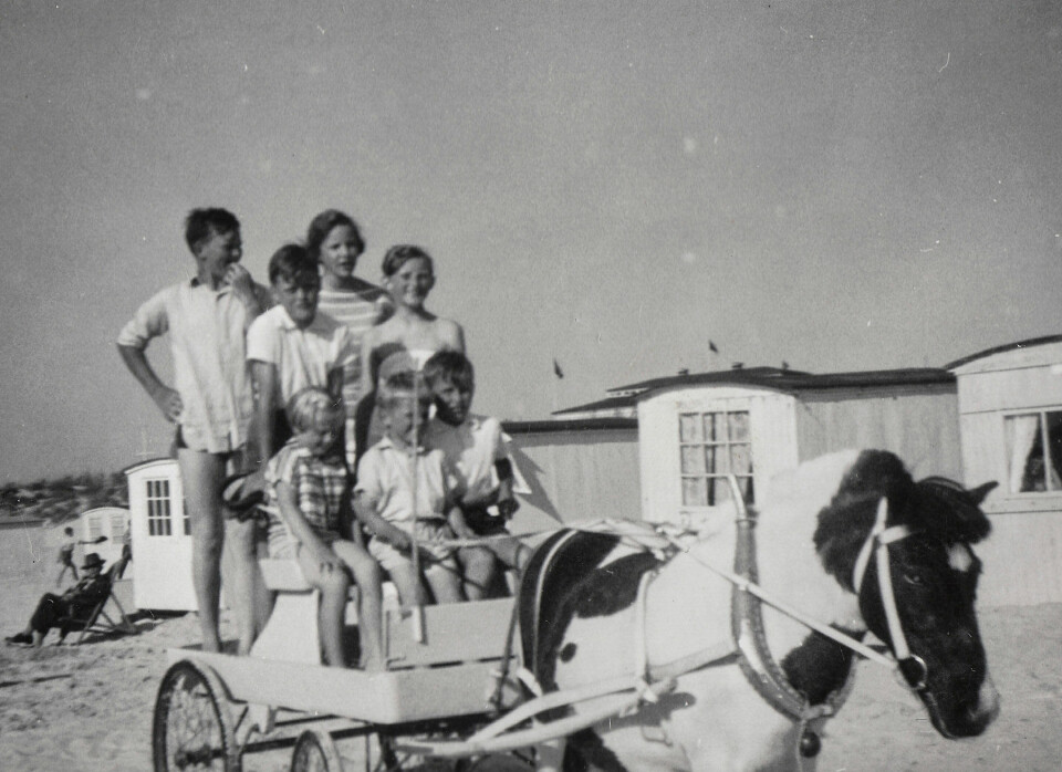 På Løkken Strand i 1956. Simon sidder forrest th og er omringet af brødre, kusiner og en fætter.