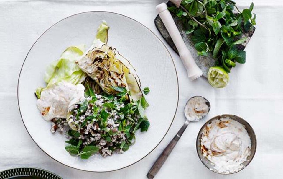 Sådan laver du ristet spidskål med boghvede & harissayoghurt