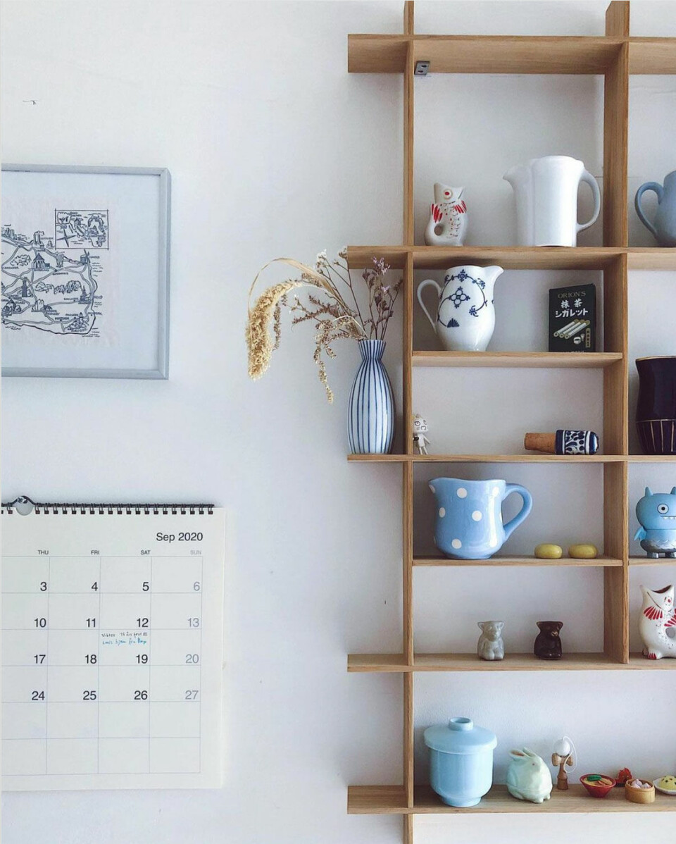 Reolen i køkkenet har Eva selv bygget. I hendes highlights på instagram kan du se en DIY guide.