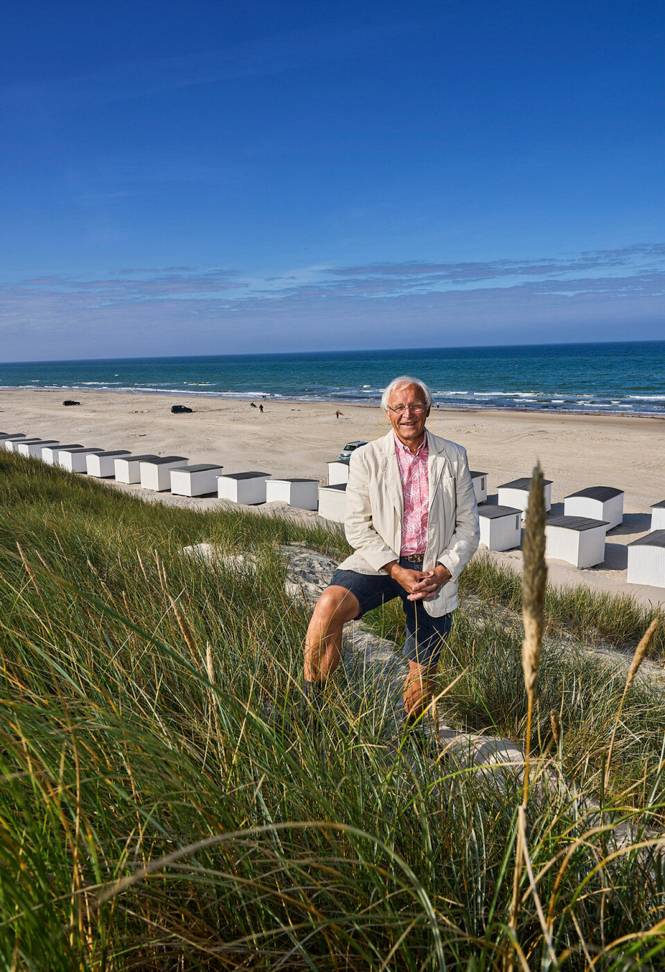 Simon foran 'Den hvide by' på Løkken Strand.