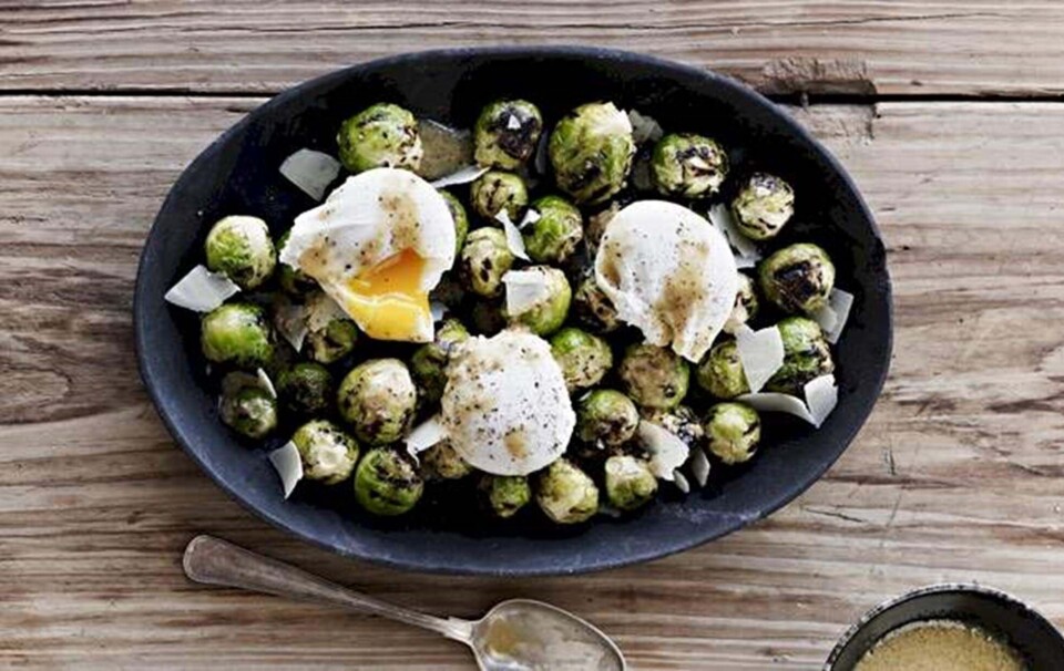 Ristede rosenkål med pocherede æg